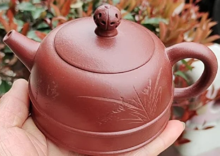 Чайник из исинской глины мастера Линь Ючжэнь «Дело мастера боится». Цена: 5 360 ₽ руб.