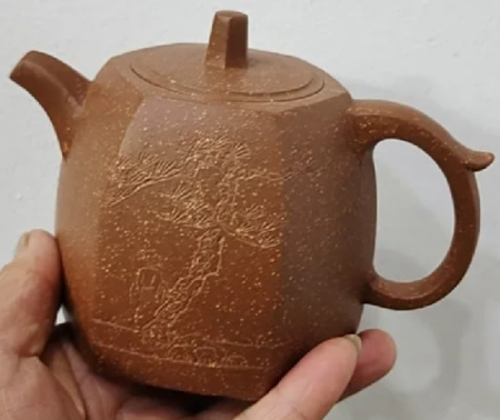 Чайник из исинской глины мастера Линь Ючжэнь «Золотая шкатулка». Цена: 10 090 ₽ руб.