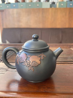 Глиняный чайник из Цзяньшуй, Юньнань "Гранаты" 150 мл. Цена: 16&nbsp;970 ₽ руб.