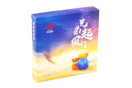 Прессованный шу пуэр - Шу пуэр 2018 г. «Братья, поднялся ветер» марки «Даи» завода «Мэнхай» блин 100 г, 