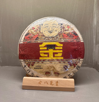 Прессованный шу пуэр - Шу пуэр "Чёрное золото" от бренда "Mr. Eighteen" 400 г