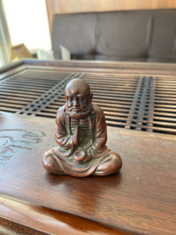 Чайная игрушка глиняная из Цзяньшуй, Юньнань "Старец за чаем". Цена: 4&nbsp;930 ₽ руб.