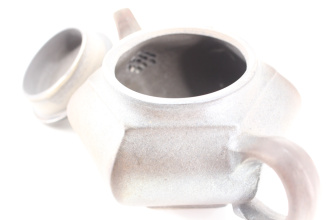 Глиняный чайник дровяного обжига из Исин, Цзянсу "Шестиугольный" 200 мл. Цена: 24&nbsp;170 ₽ руб.