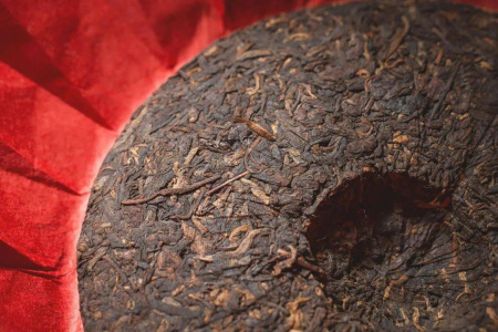 Прессованный шу пуэр - Шу пуэр 2018 года "187572" от бренда "Mr. Eighteen" 357 г, 