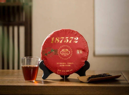 Прессованный шу пуэр - Шу пуэр 2018 года "187572" от бренда "Mr. Eighteen" 357 г, 